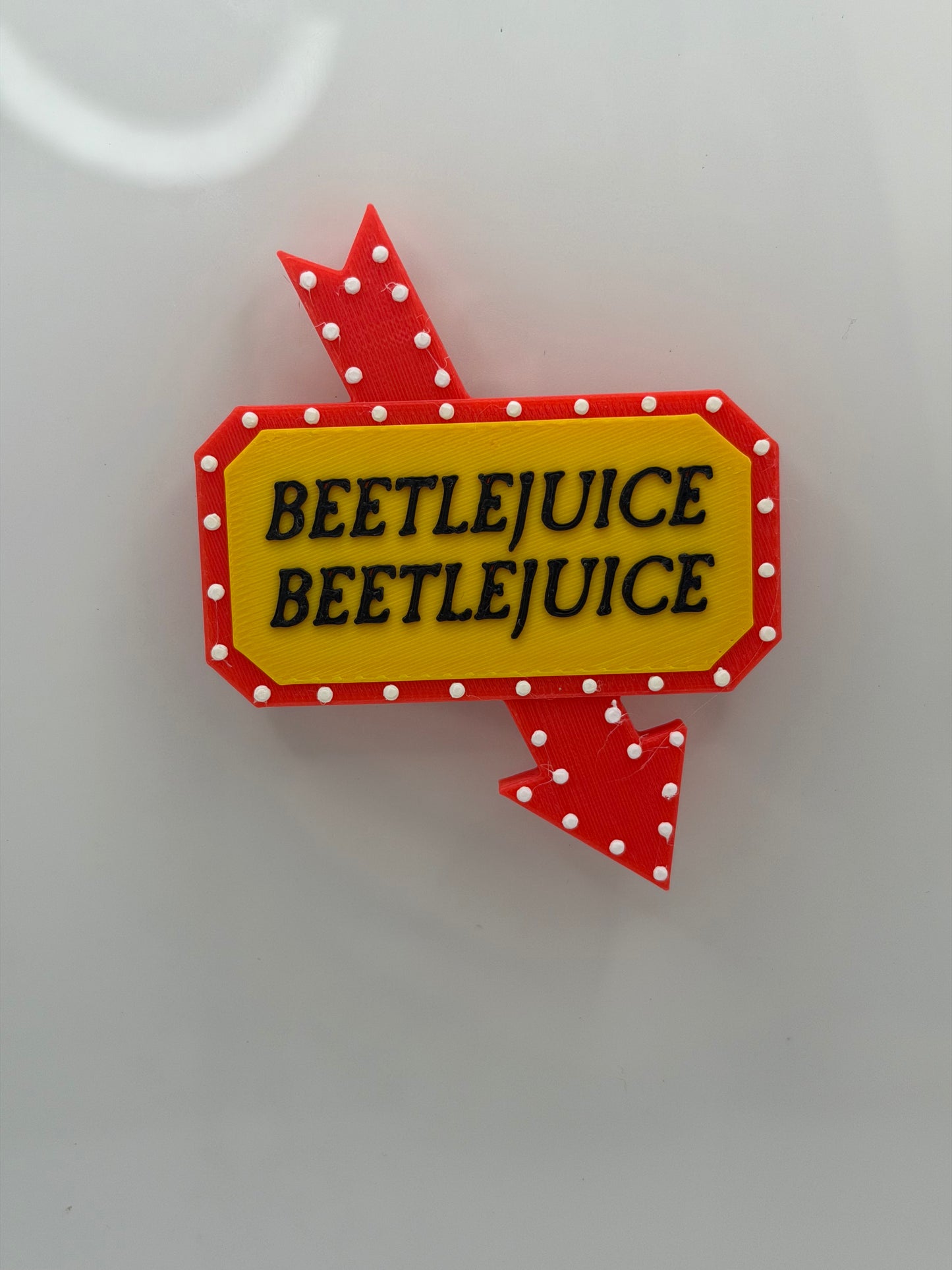 Light-Up Style Arrow Sign – Magnetic Decor | Ledge for Jumping Spiders