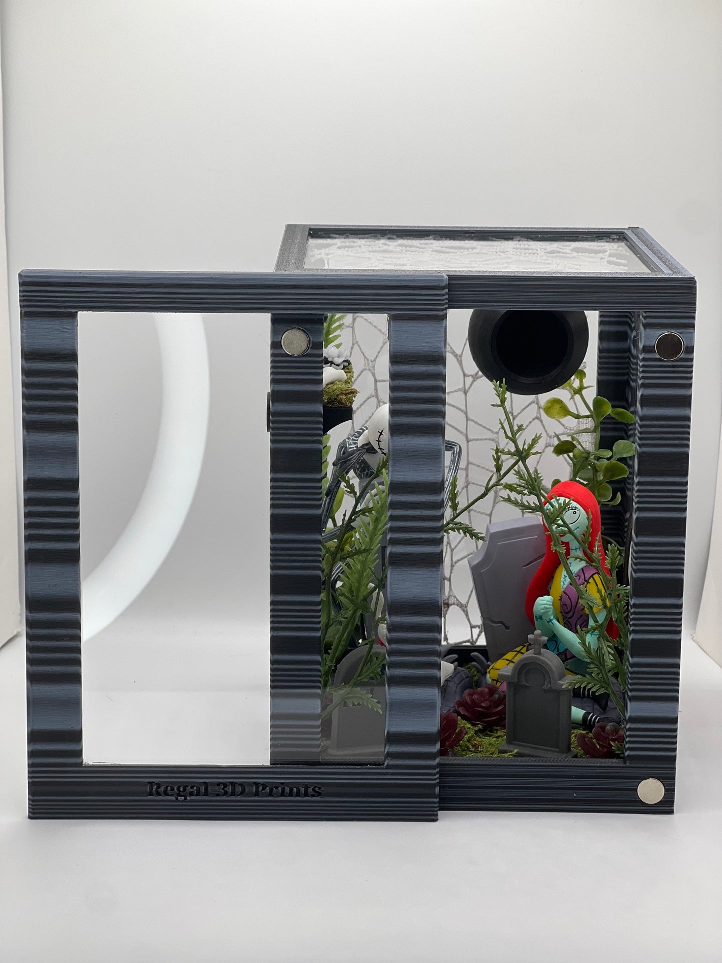 Nightmâré Béføré Christmâs Inspired Jumping Spider Magnetic Enclosure