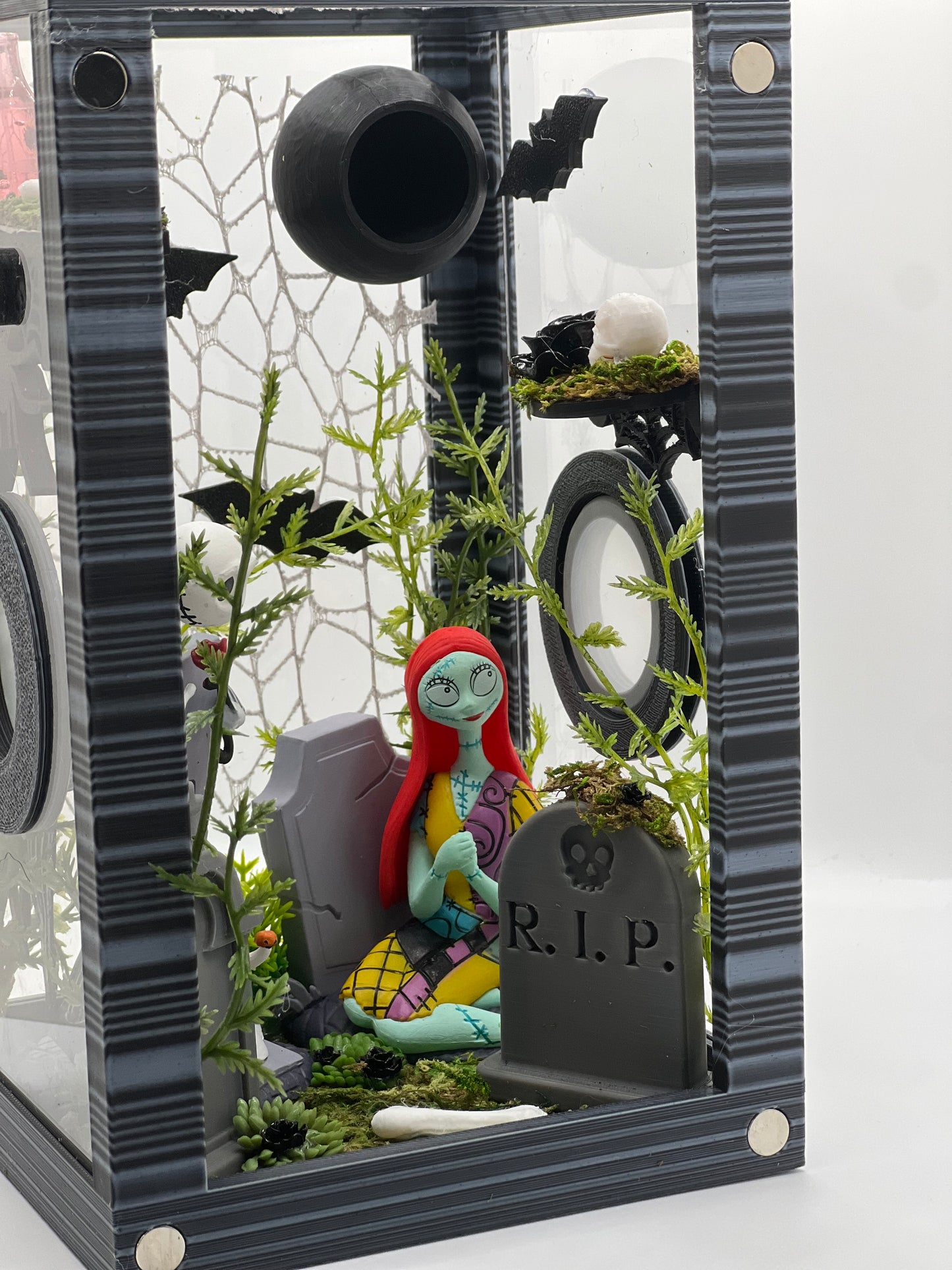 Nightmâré Béføré Christmâs Inspired Jumping Spider Magnetic Enclosure