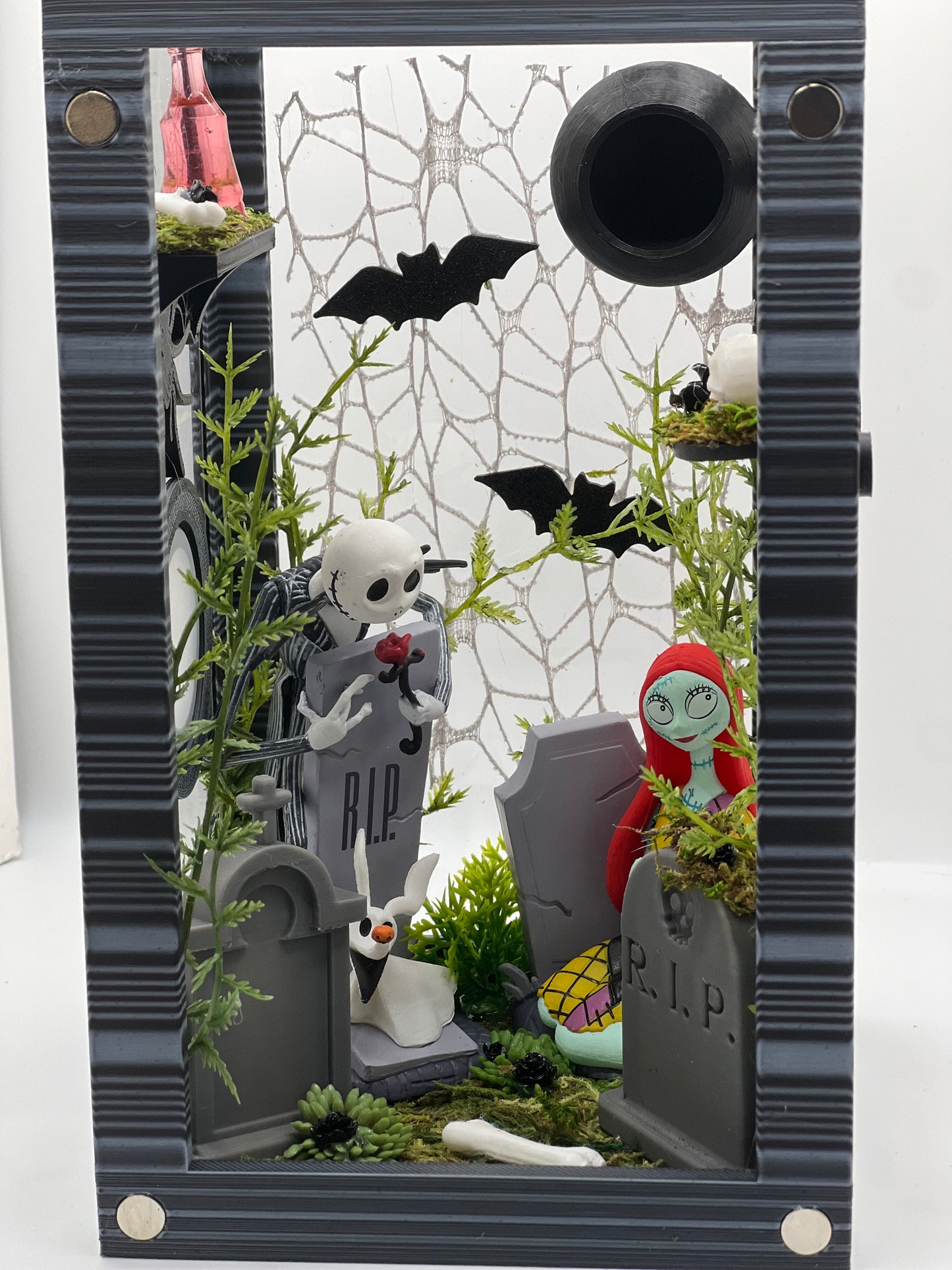 Nightmâré Béføré Christmâs Inspired Jumping Spider Magnetic Enclosure