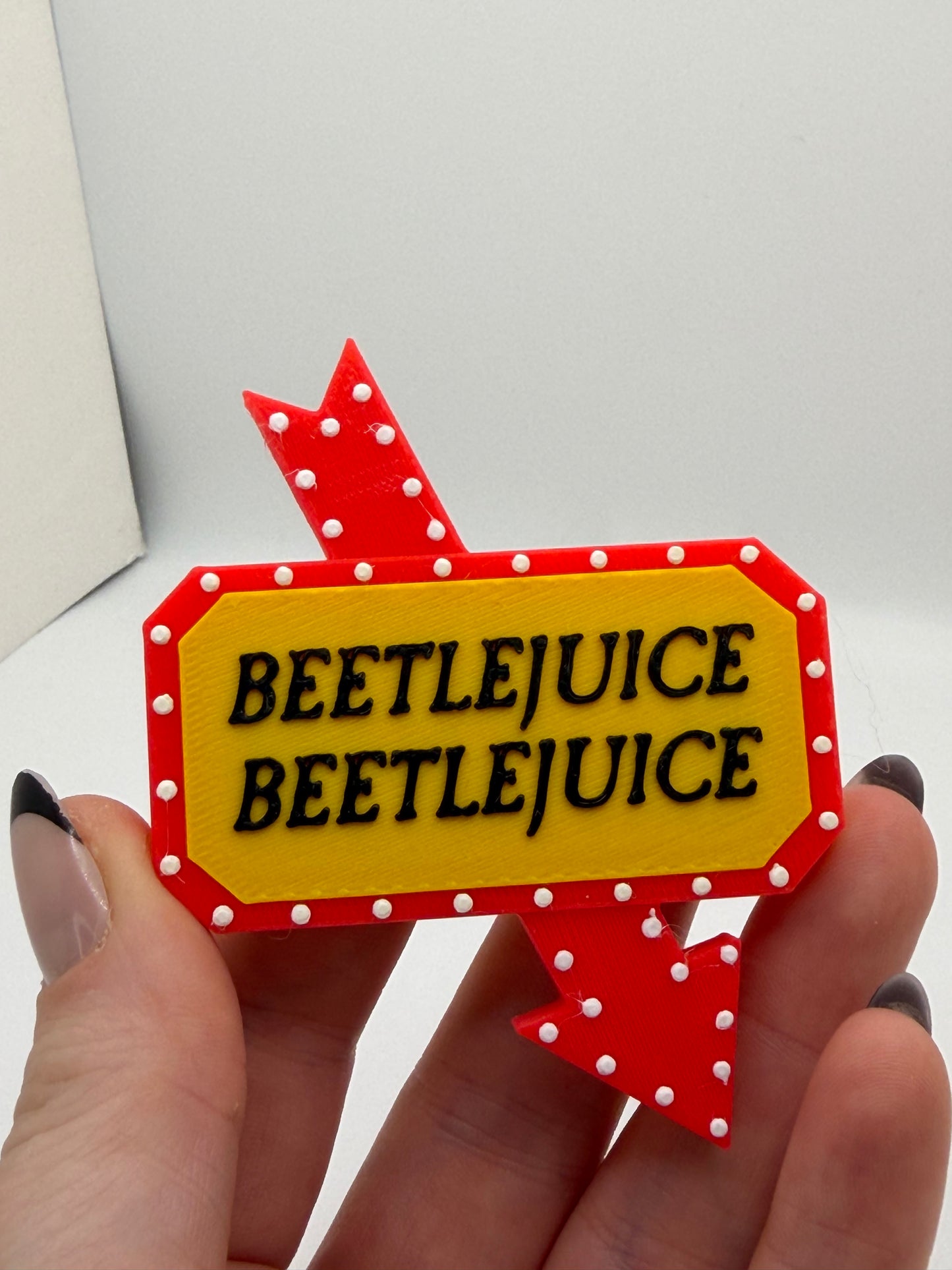 Light-Up Style Arrow Sign – Magnetic Decor | Ledge for Jumping Spiders