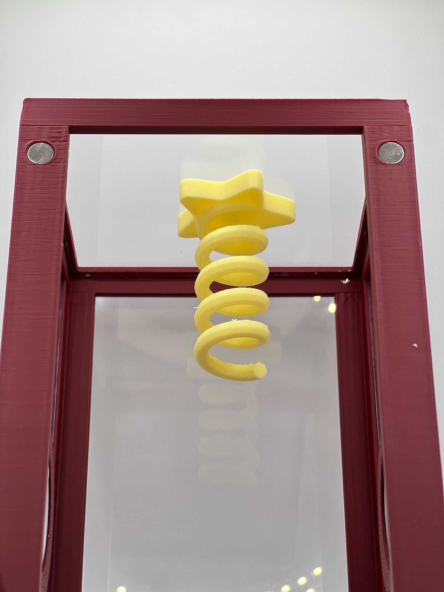 Magnetic Star Spiral Perch Ledge – Hanging Jumping Spider Climber