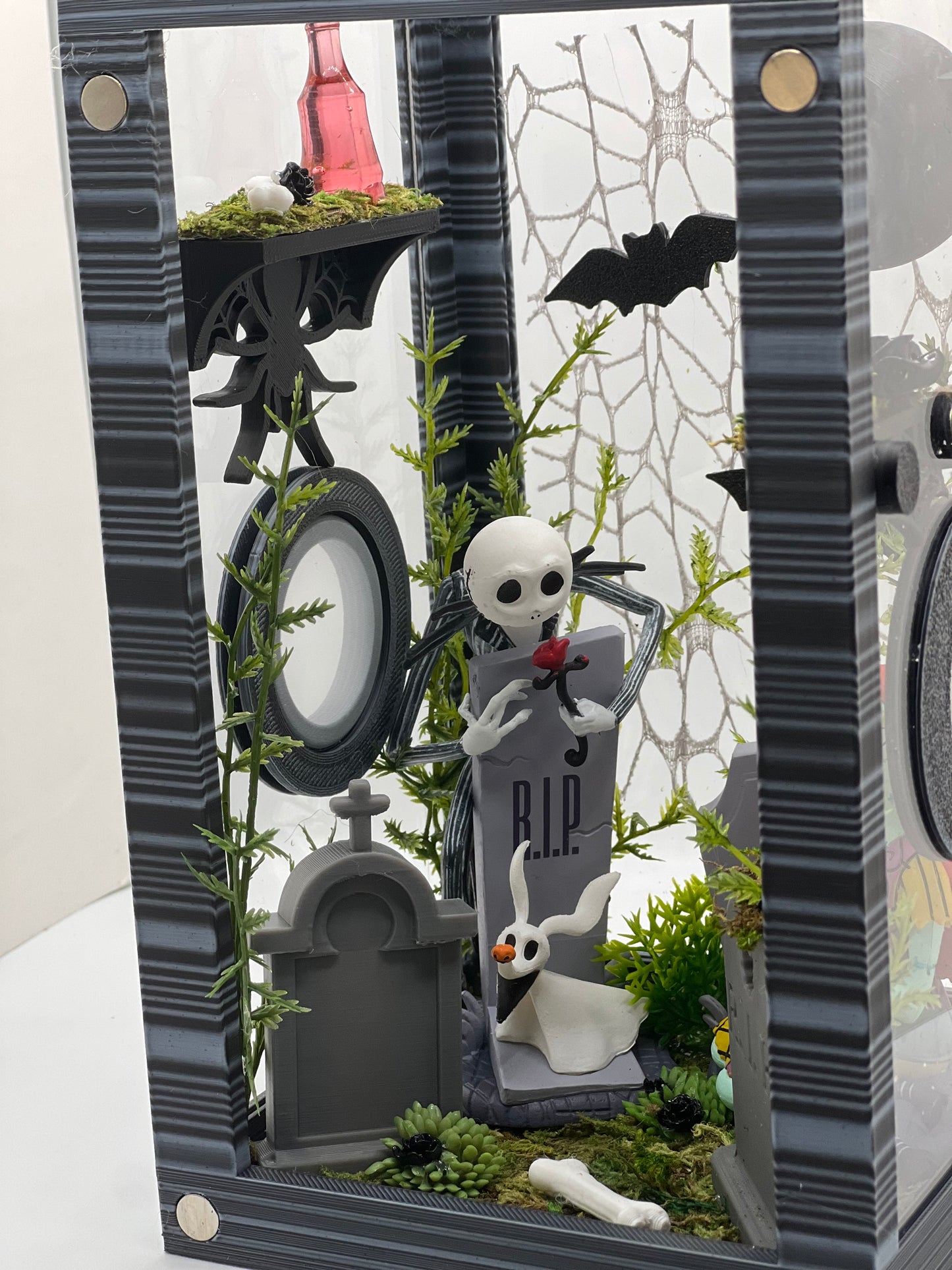 Nightmâré Béføré Christmâs Inspired Jumping Spider Magnetic Enclosure