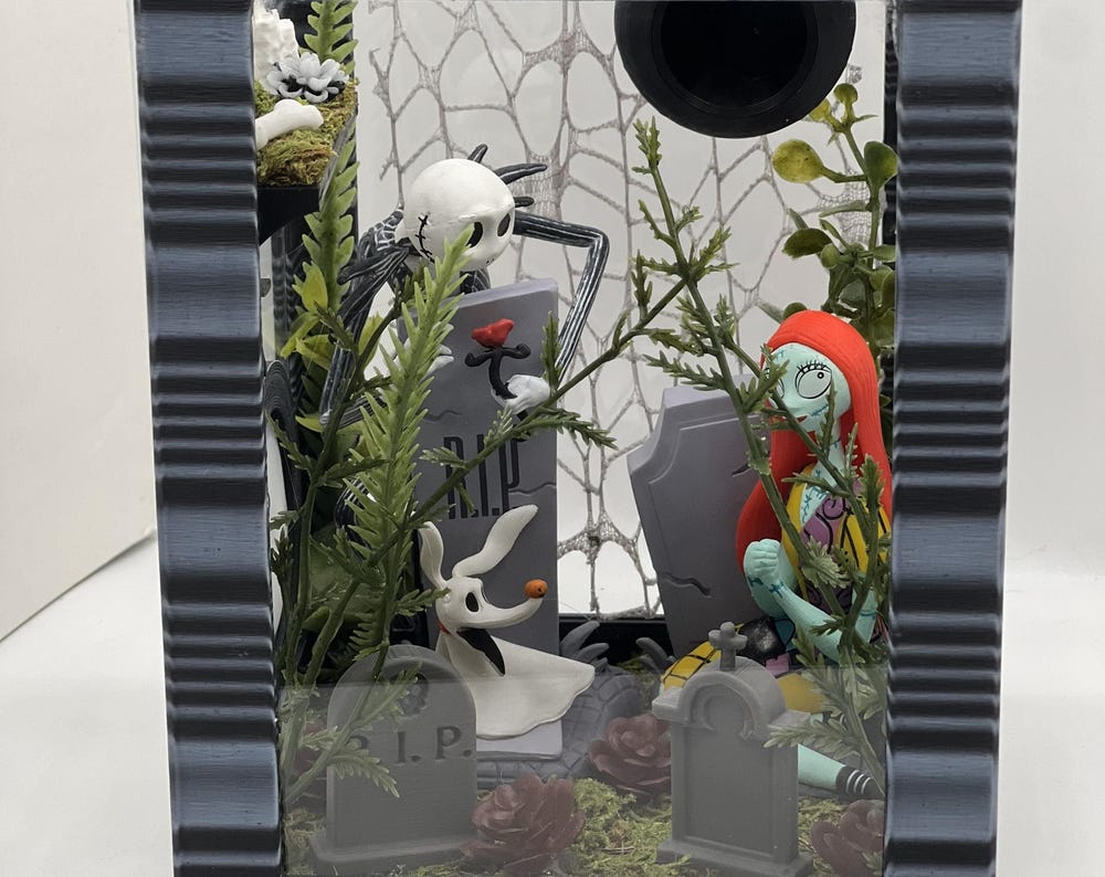 Nightmâré Béføré Christmâs Inspired Jumping Spider Magnetic Enclosure